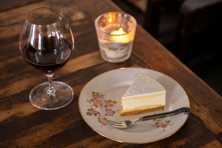 夜パフェをお目当てに、ビルの3階にある神戸元町の隠れ家カフェ「CAFE ET VIN Salutane」へ
