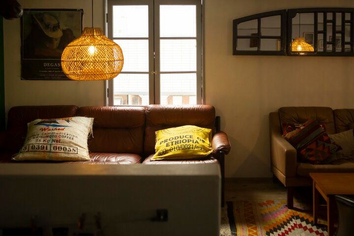 夜パフェをお目当てに、ビルの3階にある神戸元町の隠れ家カフェ「CAFE ET VIN Salutane」へ