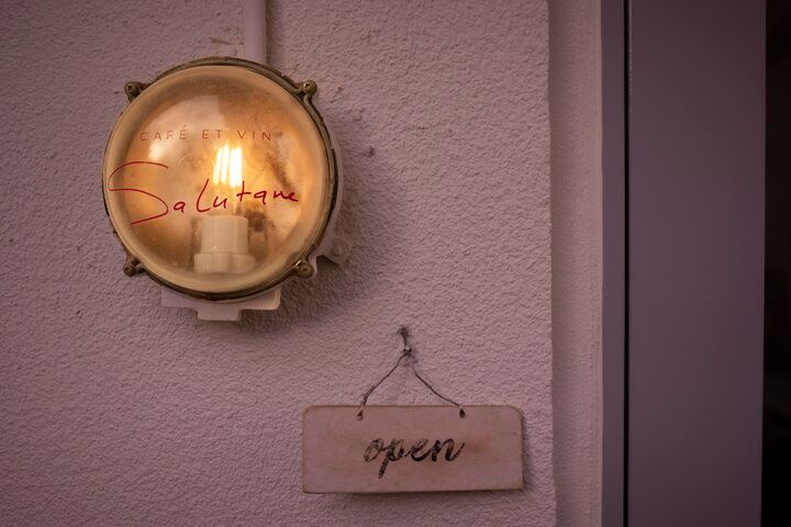 夜パフェをお目当てに、ビルの3階にある神戸元町の隠れ家カフェ「CAFE ET VIN Salutane」へ