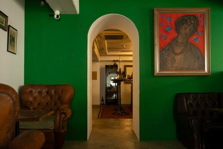 夜パフェをお目当てに、ビルの3階にある神戸元町の隠れ家カフェ「CAFE ET VIN Salutane」へ