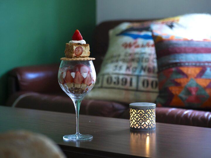 夜パフェをお目当てに、ビルの3階にある神戸元町の隠れ家カフェ「CAFE ET VIN Salutane」へ