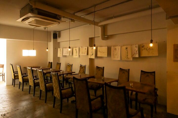 夜パフェをお目当てに、ビルの3階にある神戸元町の隠れ家カフェ「CAFE ET VIN Salutane」へ