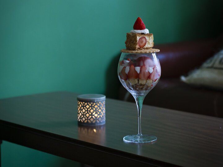 夜パフェをお目当てに、ビルの3階にある神戸元町の隠れ家カフェ「CAFE ET VIN Salutane」へ