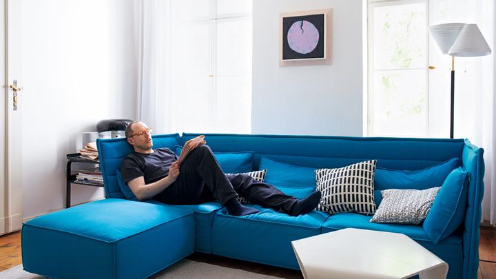 ベルリン在住の編集者、マルコ・ヴェラルディの自宅リビング