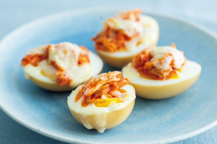 酢の酸味とキムチの辛みがチーズでまろやかに 「ゆで卵のキムチチーズ焼き」