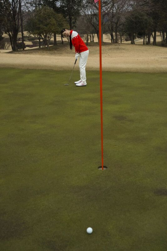 下り傾斜でオーバーしたくない！パットが上達する打ち方をレッスン