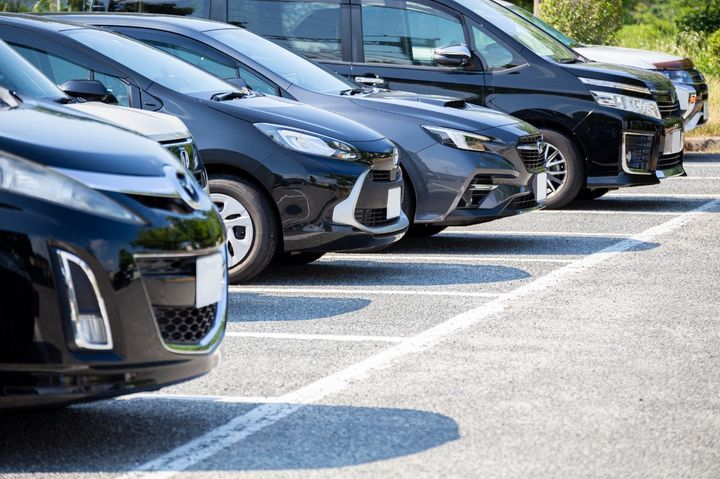 商業施設や休憩施設の駐車場での車中泊は法律上、問題ない？（画像はイメージ）