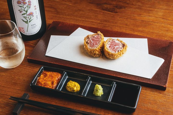 低温と高温でサッと二度揚げされている、やま幸さんより 本マグロのフライ￥1,800。八海山 り（口に利）酒 No.591 ハルジオン（グラス）￥1,300。