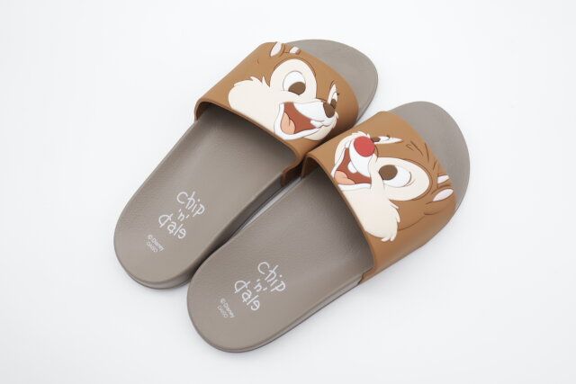 ダイソーのディズニーコラボのサンダル（チップ＆デール）
