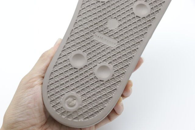 ダイソーのしっかりしているサンダル（チップ＆デール）