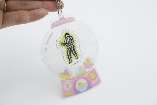 セリアのミニアクスタが入るカプセルトイ型キーホルダー