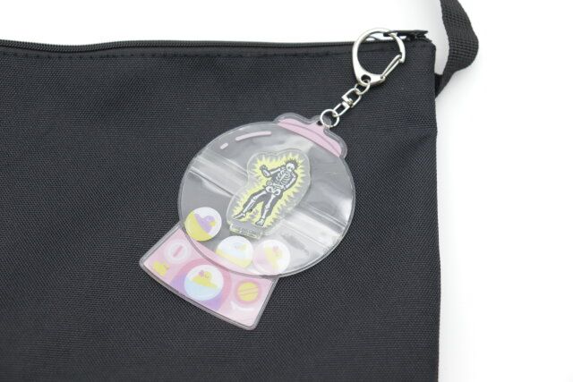 セリアの推し活にピッタリなカプセルトイ型キーホルダー