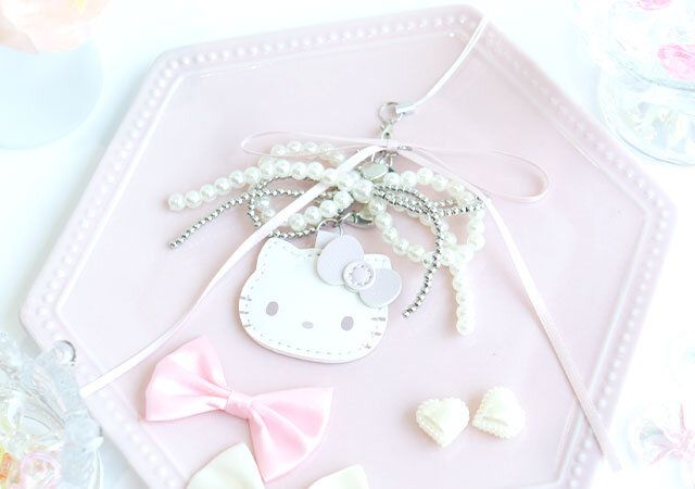 HELLO KITTY × BRILMY いつでもササッとお直しできる ミラー付きビーズストラップ BOOK