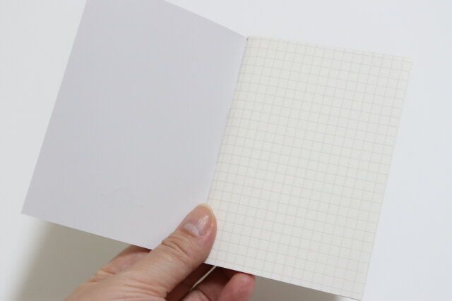 セリア パスポートサイズ 中綴じノート 方眼56P 旅気分 サイズ感