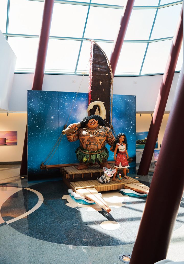 ロビーを進むと長編映画『モアナと伝説の海2』（2024年）の大ヒットのお祝いムード一色。