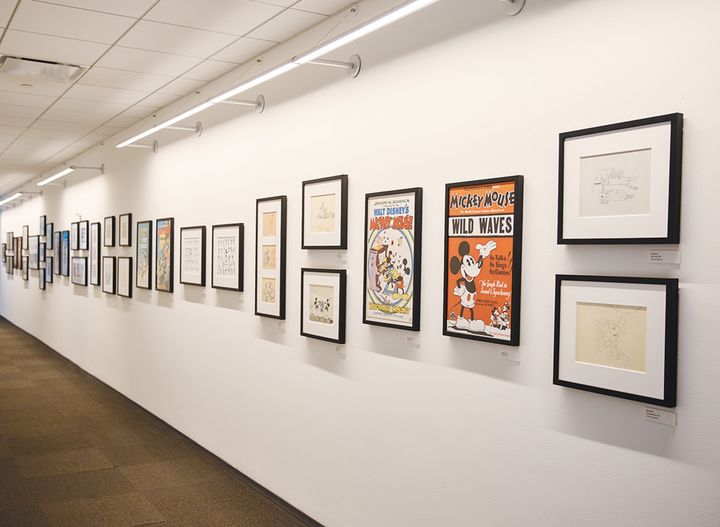 1～3階のスタジオ内には、展示会さながらに原画など貴重な資料が並ぶ。