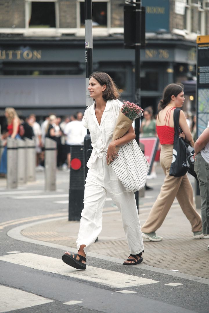 ホワイトのオールインワンコーデは、小物でメリハリをつけるのが◎