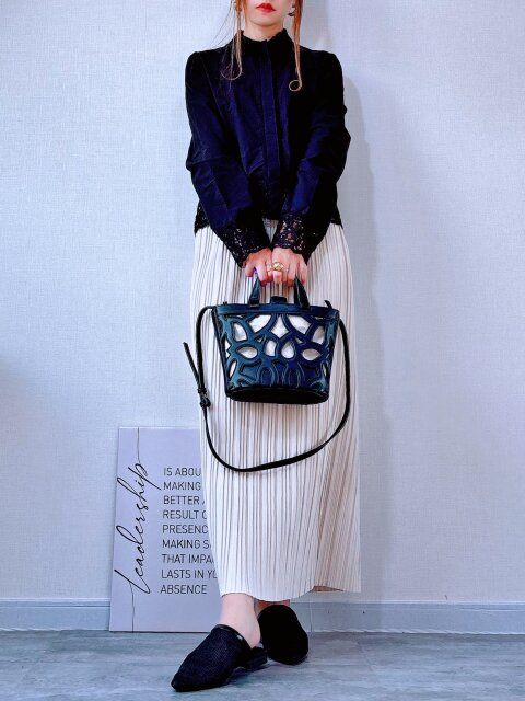 【黒シャツ×アイボリースカート】パリッとかっこいいモードフェミニン