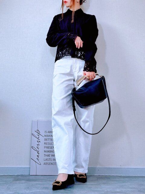 【黒シャツ×白デニム】モード感漂う大人のシンプルカジュアル