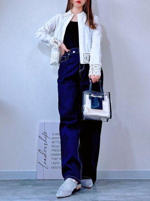 【白羽織りシャツ×デニム】黒タンクトップでヘルシーな肌見せスタイル♪