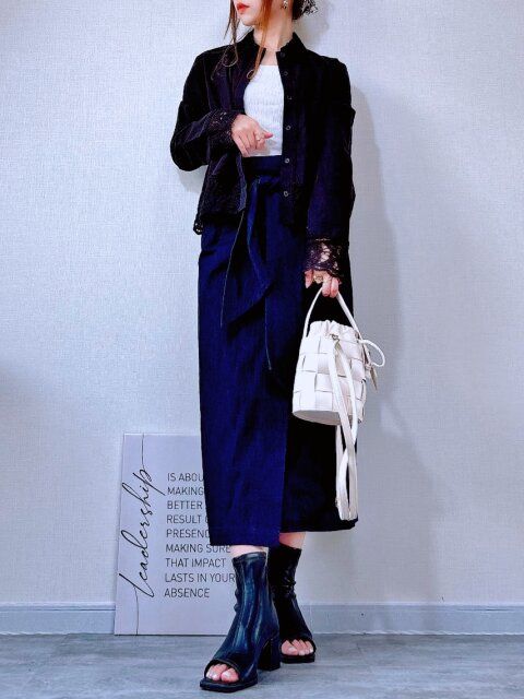 【黒羽織りシャツ×カジュアル】白キャミ＆デニムスカートで大人カジュアル◎