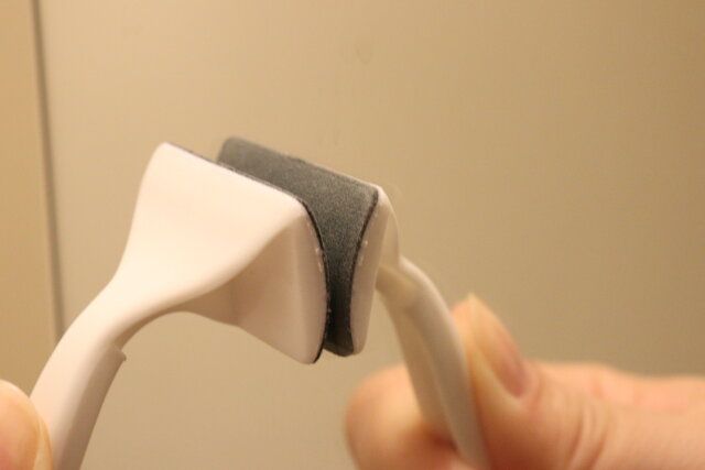 ダイソーの洗面台の鏡 ちょこっとワイパーが汚れをキャッチ