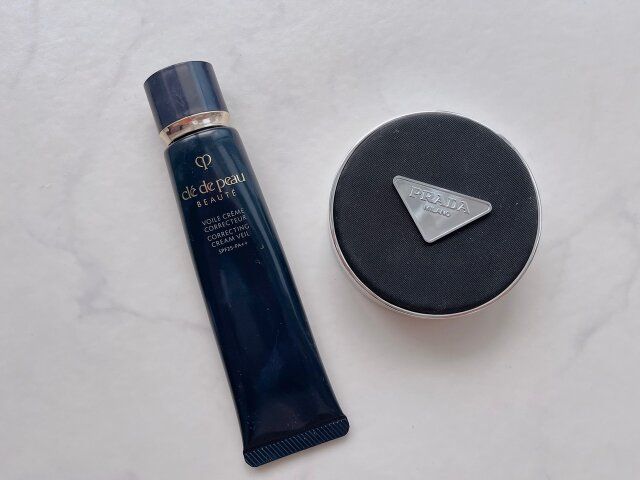 下地：クレ・ド・ポーボーテ ヴォワールコレクチュールn ファンデ：プラダ メッシュクッション LN10