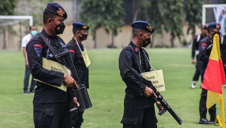 「決して許されない」サッカーの試合が大荒れ…軍人が女性らを殴り非難殺到