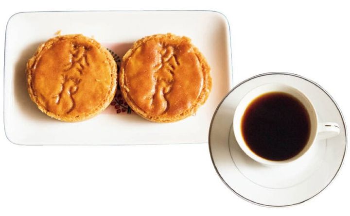 パティシエが作った自家製のガレットブルトンヌ（2個160元）と、ローストしたての豆に台湾の花・イエライシャンを入れて3週間寝かせてから淹れた香り高いコーヒー（280元）。温度が下がるたびに香りが強くなるそう。