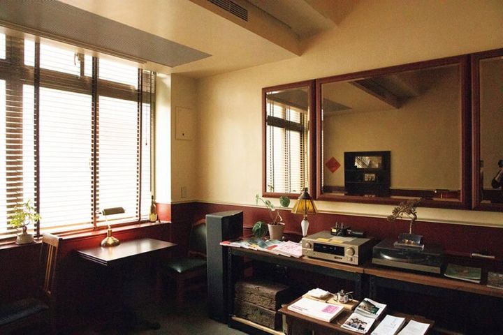 古い建物を改装した店内。