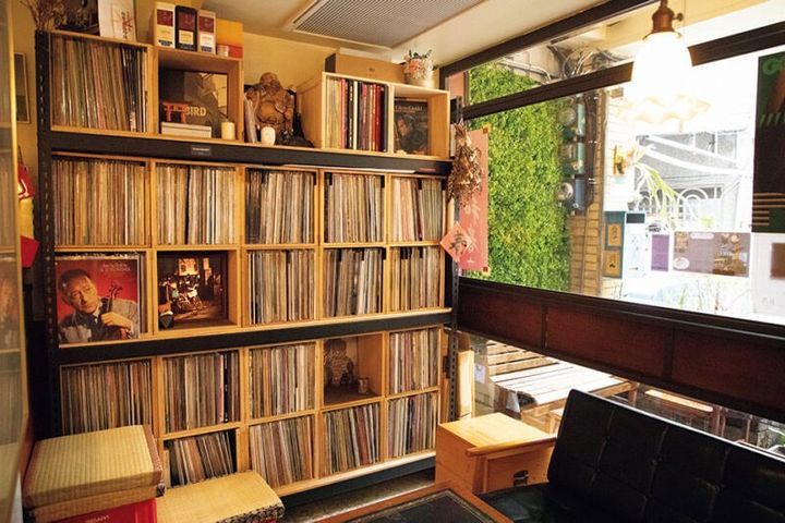 インテリアやレコードを見るのも楽しい。