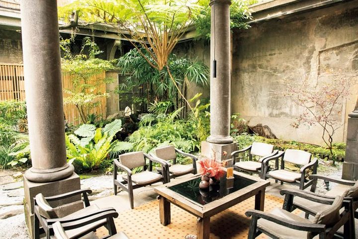 中庭は元の建築のまま。もうすぐ築100年の歴史ある空間。