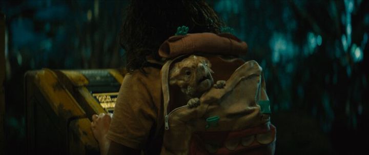 『ジュラシック・ワールド／復活の大地』よりリュックに恐竜を入れるイザベラ（オードリナ・ミランダ）