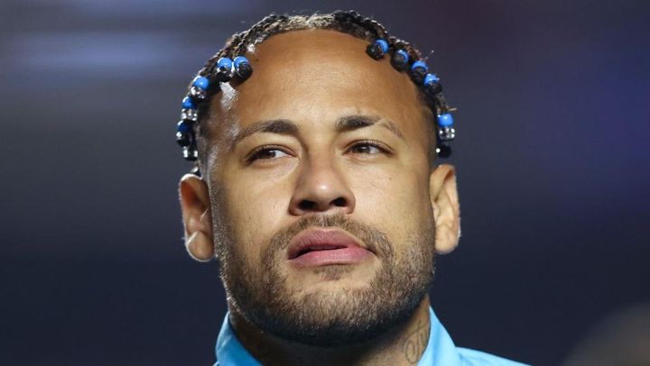 ネイマール、プロデビュー戦だった20歳相手選手のおねだりに神対応！「サイン入りスパイクをくれた」と大感激させる