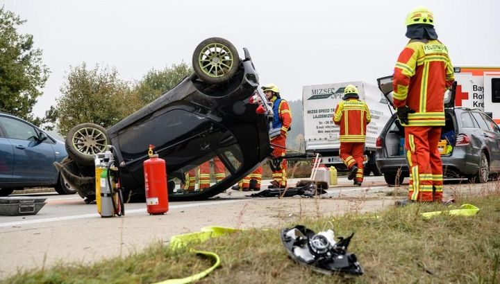 20代サッカー選手3名を乗せた車が横転…あわや大惨事も奇跡的に助かる