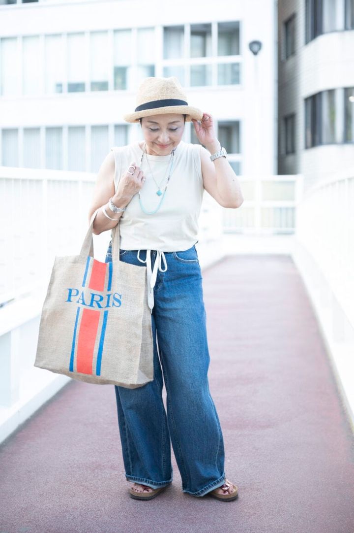 ノースリーブ… ユニクロU デニム…プラージュ シャツ…フレディ アンド グロスター サンダル…ビルケンシュトック ロゴ入りトートバッグ… メイゾンベンガル