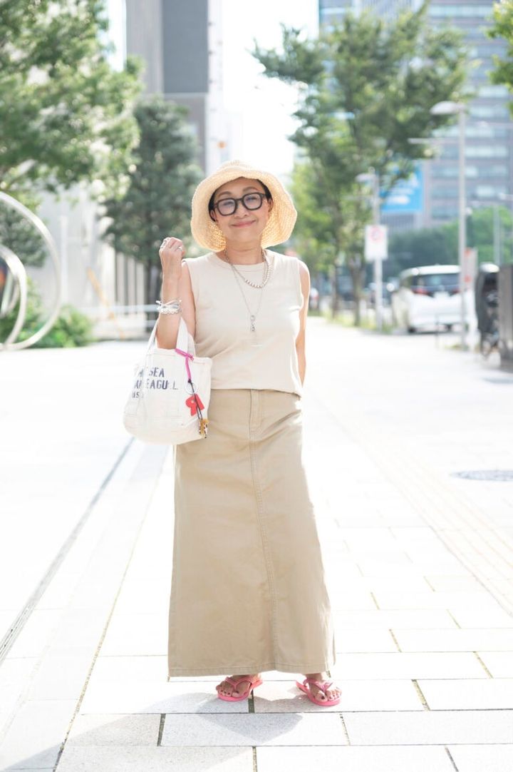 ノースリーブ…ユニクロU マキシ丈スカート… ミラ オーウェン ロゴ入りミニトート… フレームワーク ビーチサンダル…げんべい メガネ…アイヴァン 7285 カーディガン… イエナ