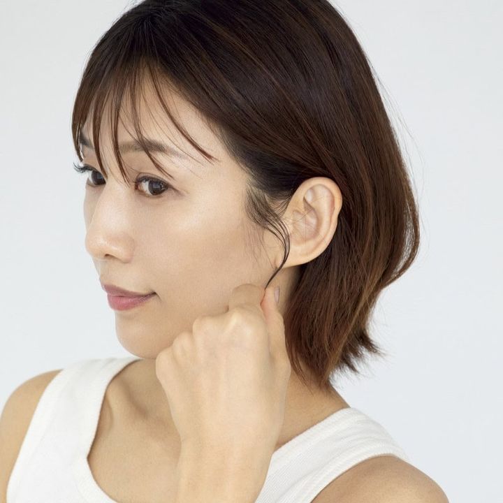 おくれ毛や前髪は専用スティックでキープ。