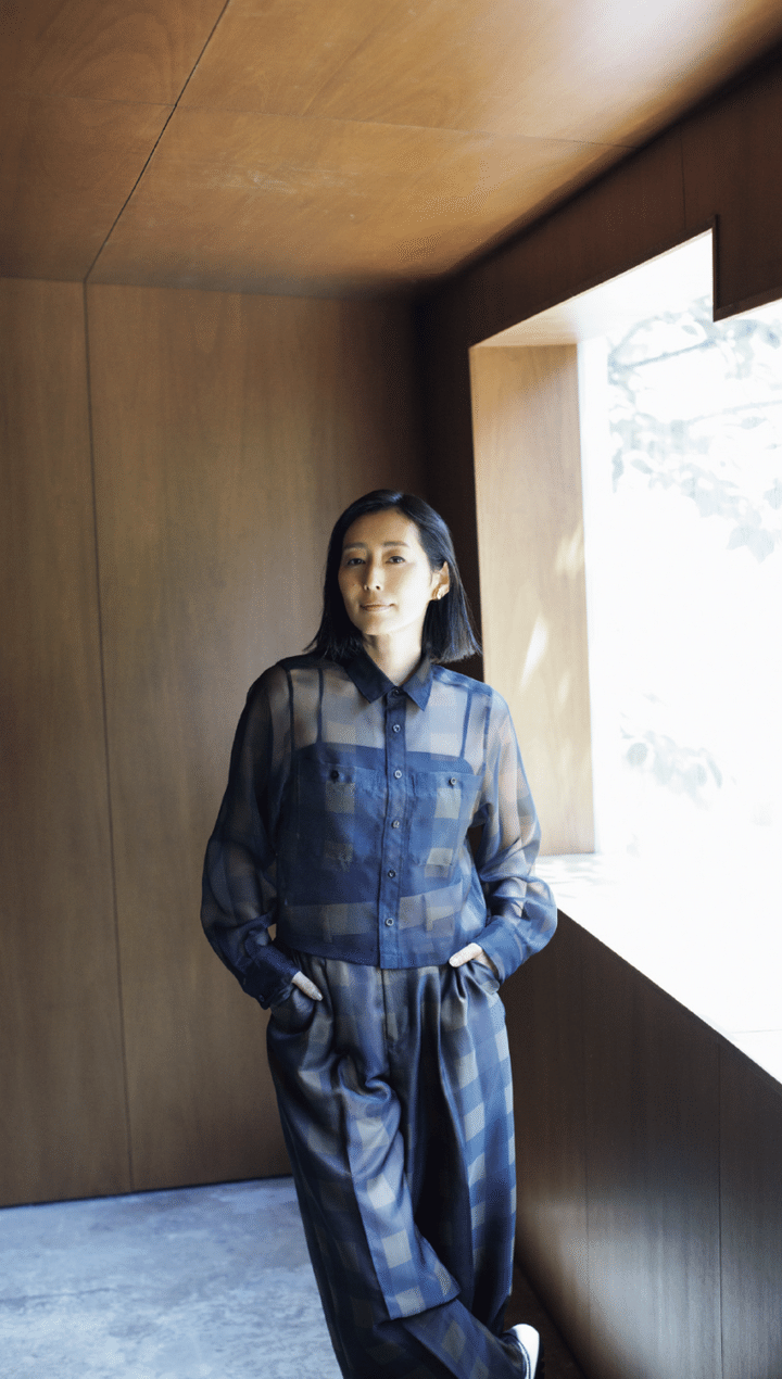 マニッシュなムードのスタイリングも、シアーな透け感が、女性らしさを引き立てる。 シャツ￥49,500、パンツ￥52,800、シューズ￥96,800 ／すべてハイク（ボウルズ）、 タンクトップ￥9,900 ／アンヌーク、イヤーカフ￥22,000 ／ドゥエドンネ、リング￥23,650 ／ノーム