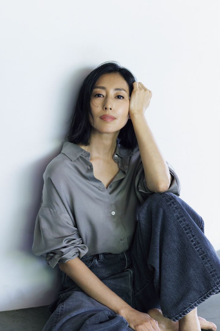 定番のスタイルも、光沢のあるシャツと、ブラックデニムの合わせで硬派な印象に。シャツ￥22,000 ／プルミエ アロンディスモン（プルミエ アロンディスモン NEWoMan 新宿）、デニムパンツ￥57,200 ／ハイク（ボウルズ）、イヤーカフ￥36,300 ／ドゥエドンネ、シューズ￥13,200 ／アルテミス by ダイアナ（アルテミス by ダイアナ アーバンドック ららぽーと豊洲）