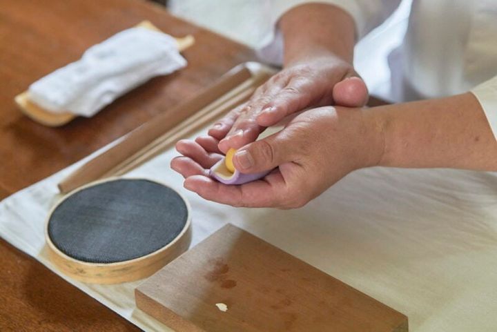 上生菓子の作り方②黄身餡を包み、丸く整える