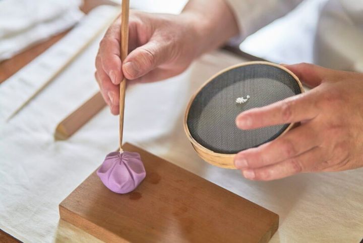 上生菓子の作り方⑥仕上げに筋を入れ、花心を添える