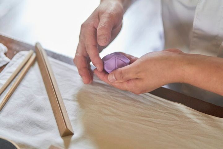 上生菓子の作り方⑤指で花びらを形作る