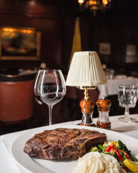 Hy’s Steak House（ハイズ・ステーキハウス）のクラシックな雰囲気