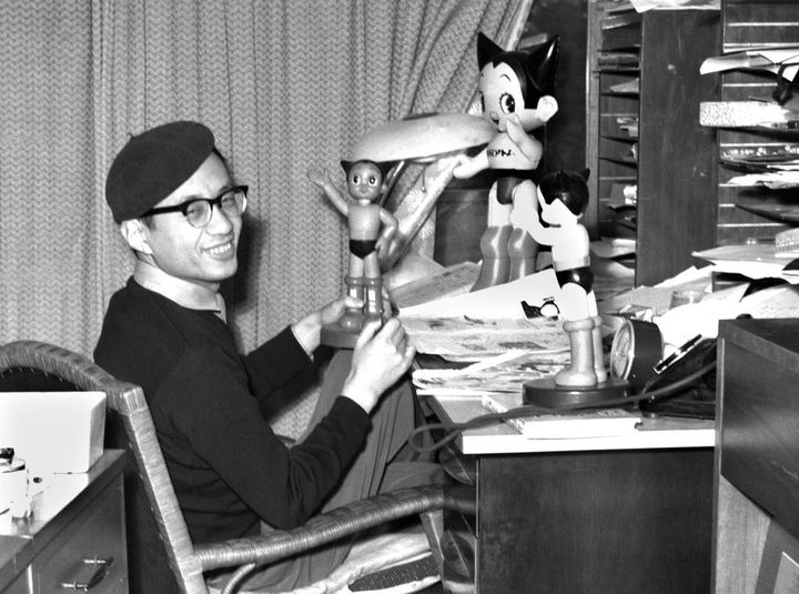 漫画家の手塚治虫、1963（昭和38）年5月13日撮影、虫プロダクションにて