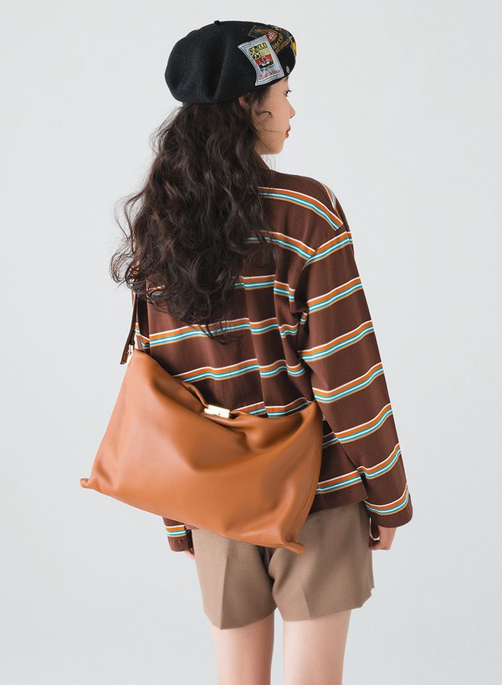 クラッチとショルダーの2WAYバッグ。ゴールドの金具がさりげなく華やか。