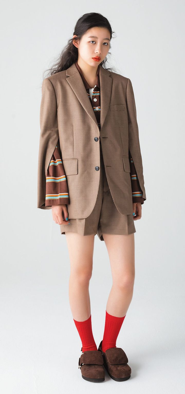 落ち着いたブラウンがシックな千鳥格子柄のジャケットとパンツは、ウール100％で上質な雰囲気に。