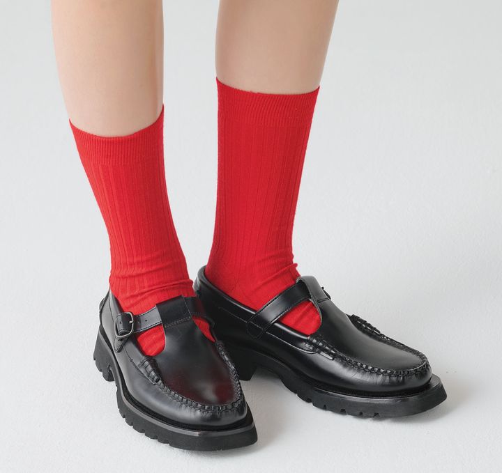 クラシックなカウレザーシューズに超軽量のソールを組み合わせた。