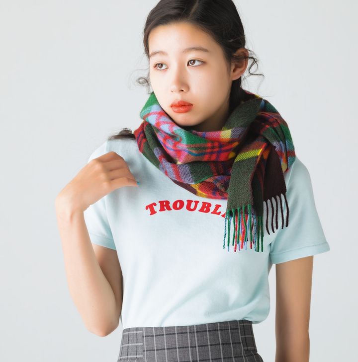 グリーンや水色、赤など、配色が楽しいマフラーは、カシミア100％で、なんとも肌触りがいい。