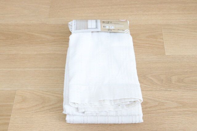 ダイソーのカーテン（インド綿混、ナチュラルドビー、100cm×178cm）